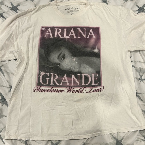 Ariana Grande White Sweetener World Tour Tee - Picture 1 of 5